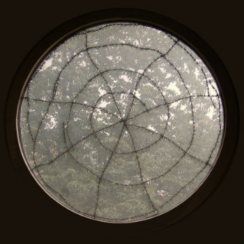 Seitenfenster , Erinnerung an die Zeit, als die Synagoge als Gefangenenlager genutzt wurde. Seitenfenster Synagoge wb hw2 350