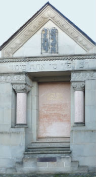 Der ehemalige Aron Hakodesch wurde als Gedenkstein neben die Synagoge gesetzt. Thoraschrein Synagoge wb 350