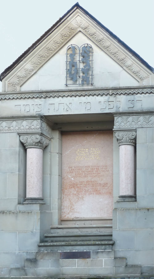 Mahnmal neben der ehemaligen Synagoge, Foto: Werner Bühler Thoraschrein Synagoge wb 500 908